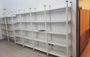 אילו יתרונות יש למדפים ממתכת על פני מדפים מעץ?