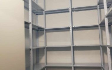 הצבת ארונות מתכת במשרד